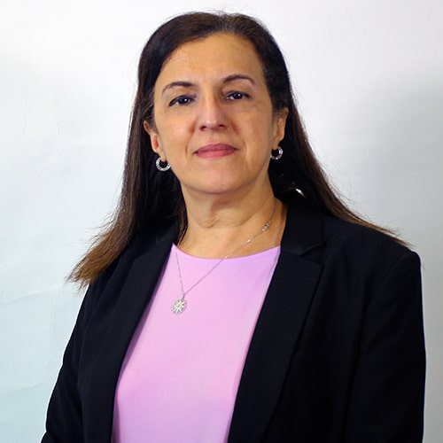 Naima, Directrice de Formation et Formatrice de Solutions Nursing, portant une veste noire sur un haut rose
