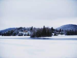 lac gelé en hiver