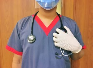 infirmiere avec masque et gant de protection
