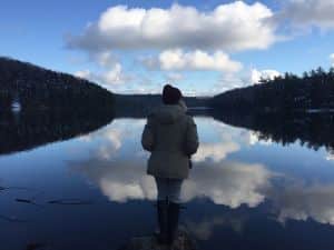 femme devant un lac