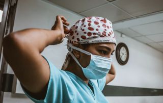 infirmière replaçant son masque